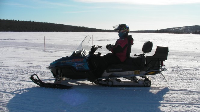 Snowmobilfahrt auf dem Jerisjärvi-See